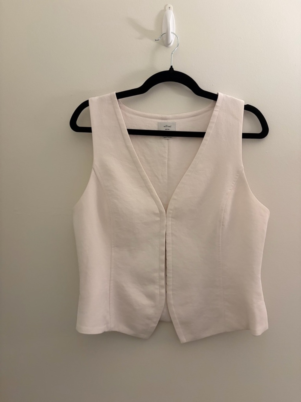 Aritzia Cream V-Neck Sleeveless Vest